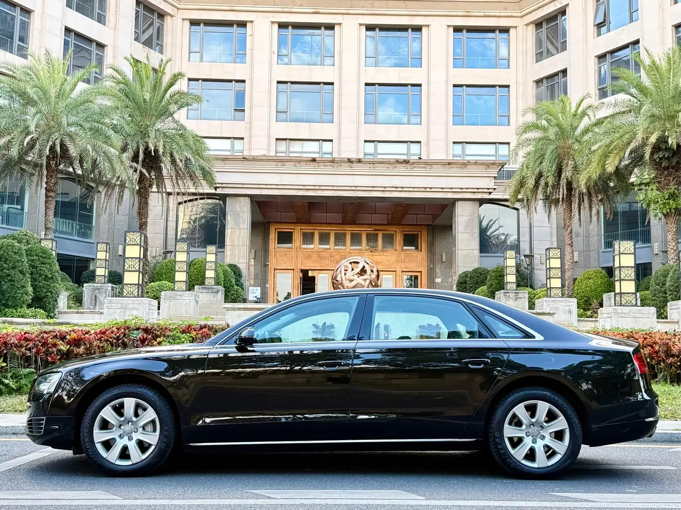 Audi A8 2013 — Фото 4/17