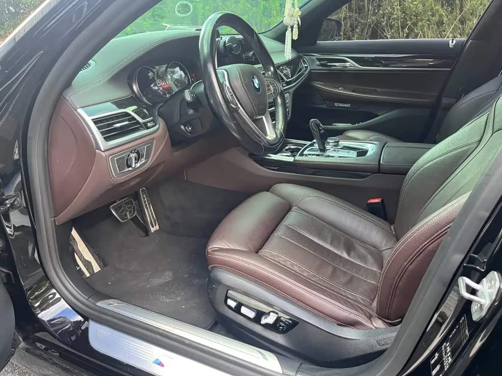 BMW 7 Series 2018 — Photo 7/15