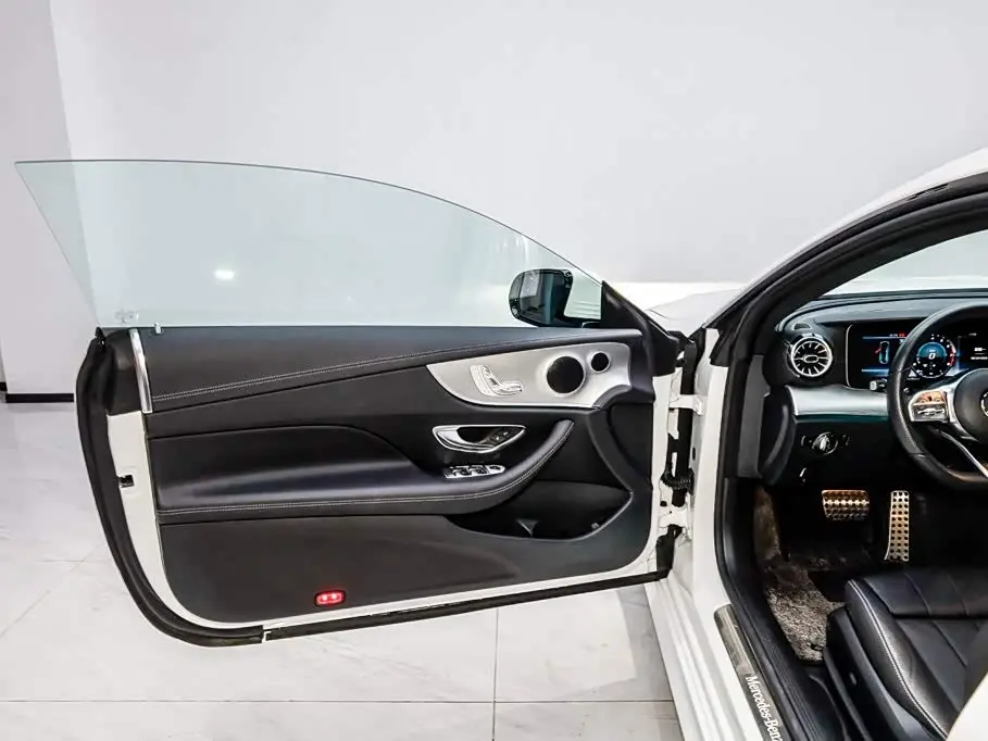 Mercedes-Benz E-Class 2019 — Photo 7/20