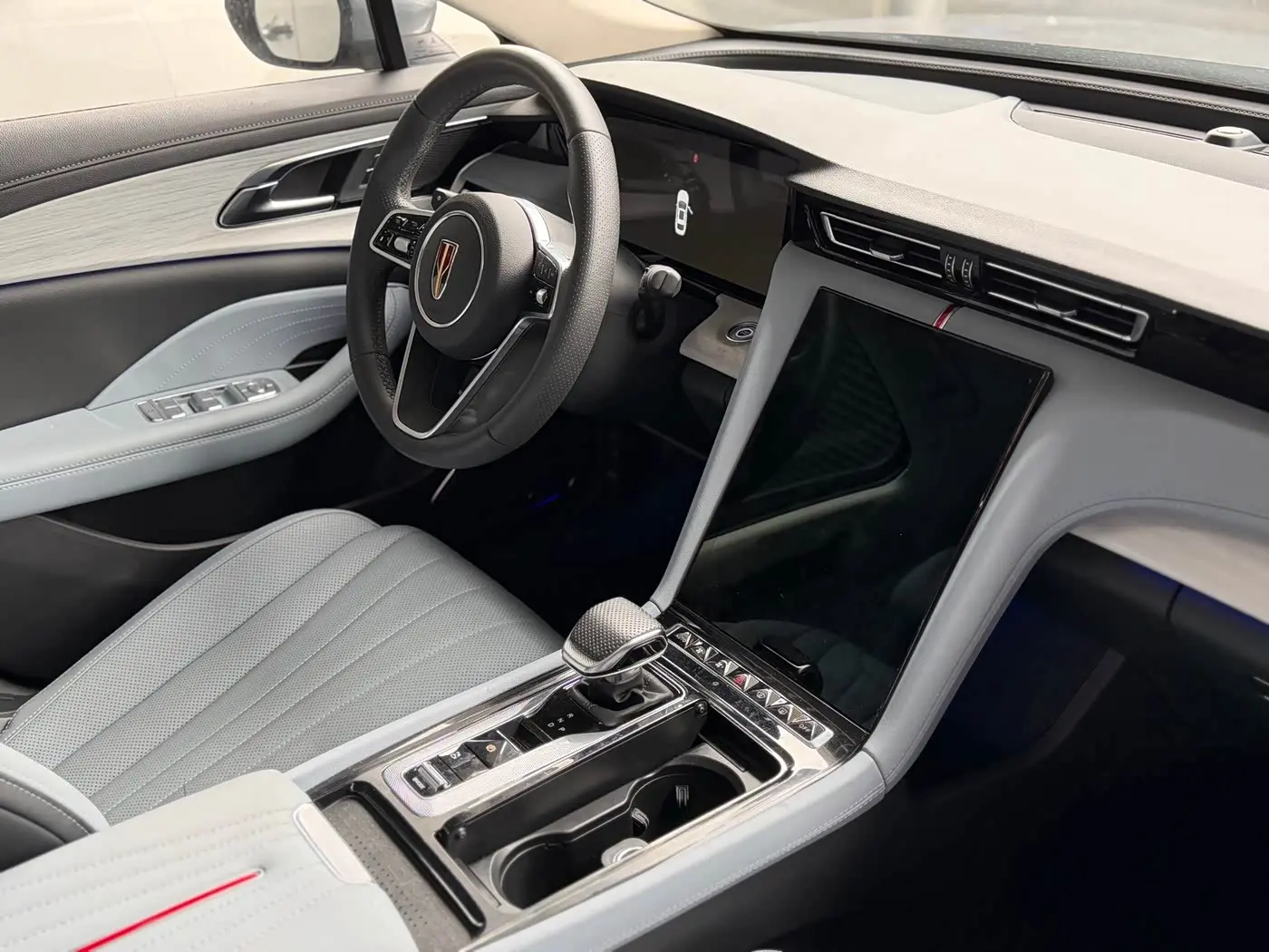 Hongqi H5 PHEV 2025 — Photo 8/10