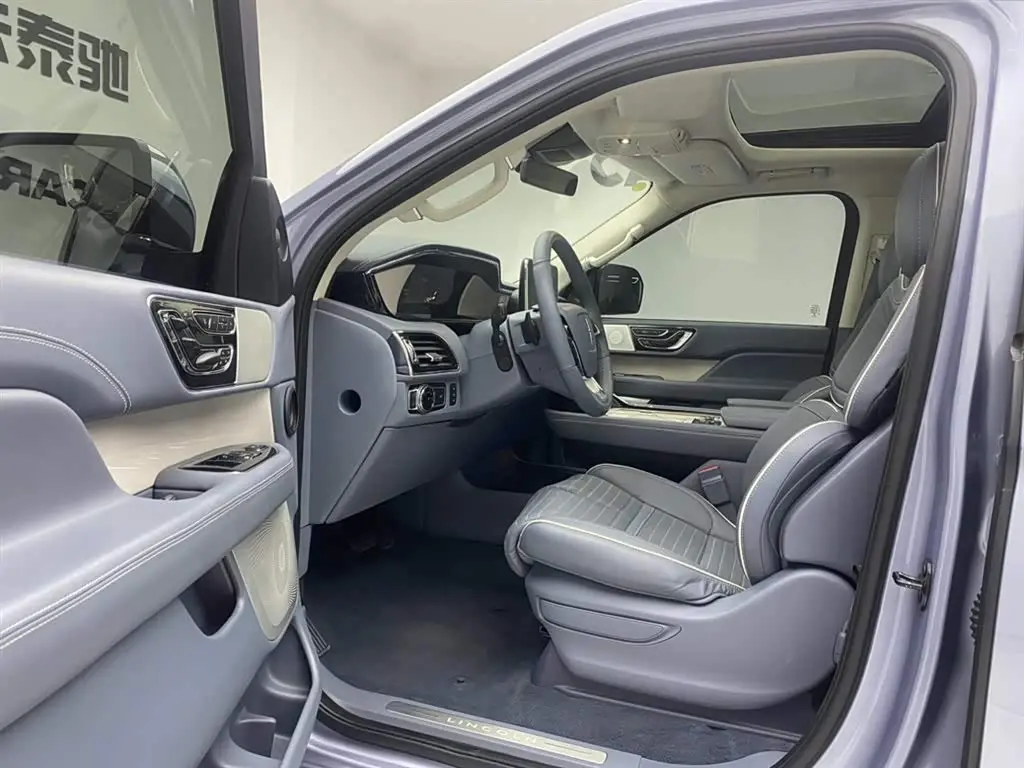 Lincoln Navigator 2023 — Photo 17/20