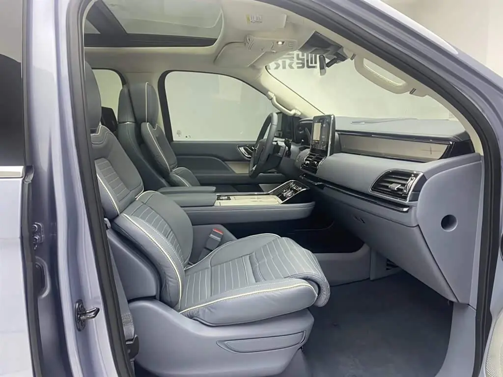 Lincoln Navigator 2023 — Photo 18/20