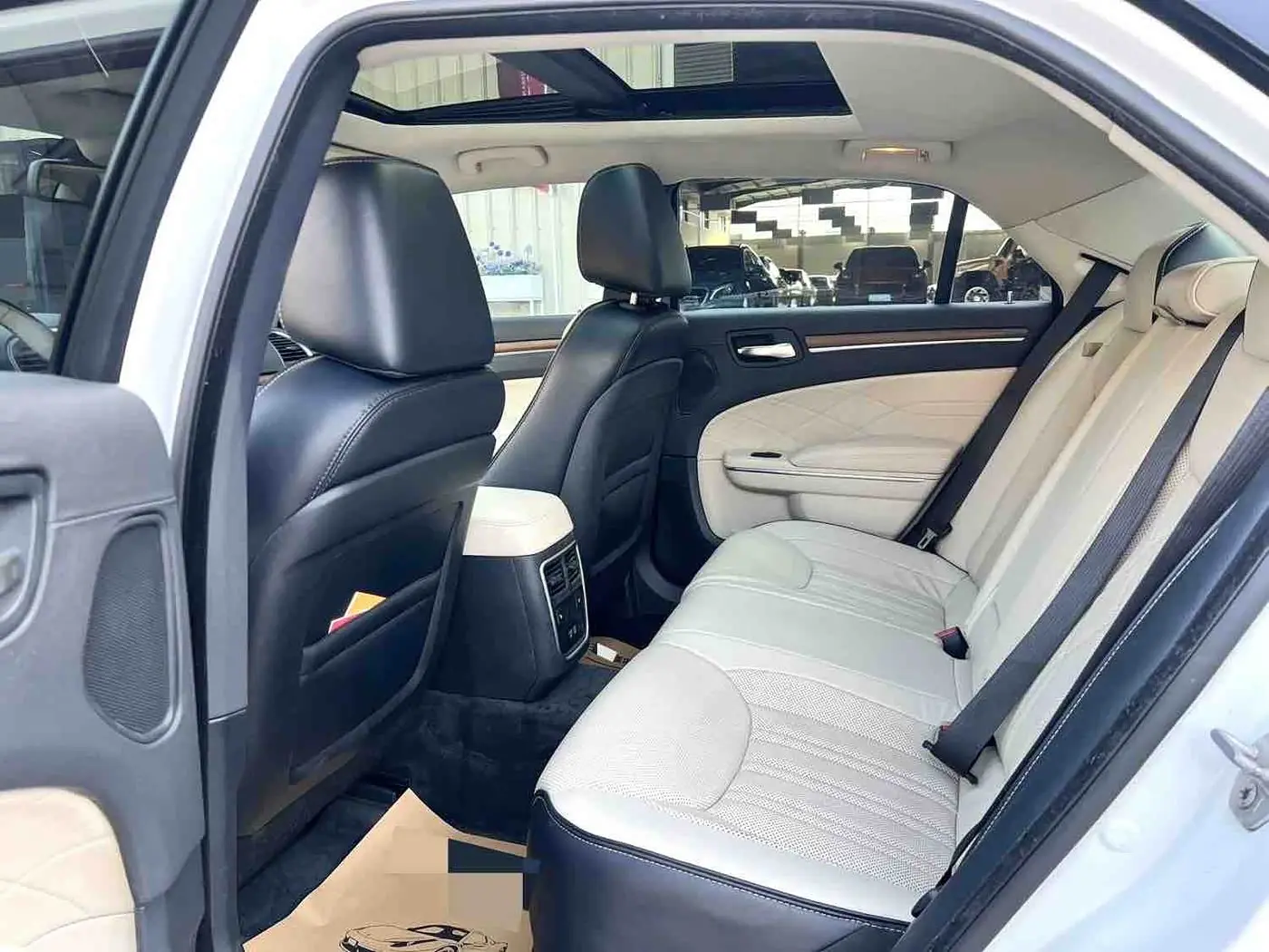 Chrysler 300C 2016 — Photo 7/15