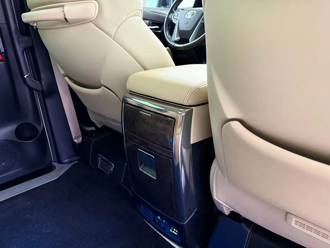 Toyota Vellfire 2021 — Photo 13/18