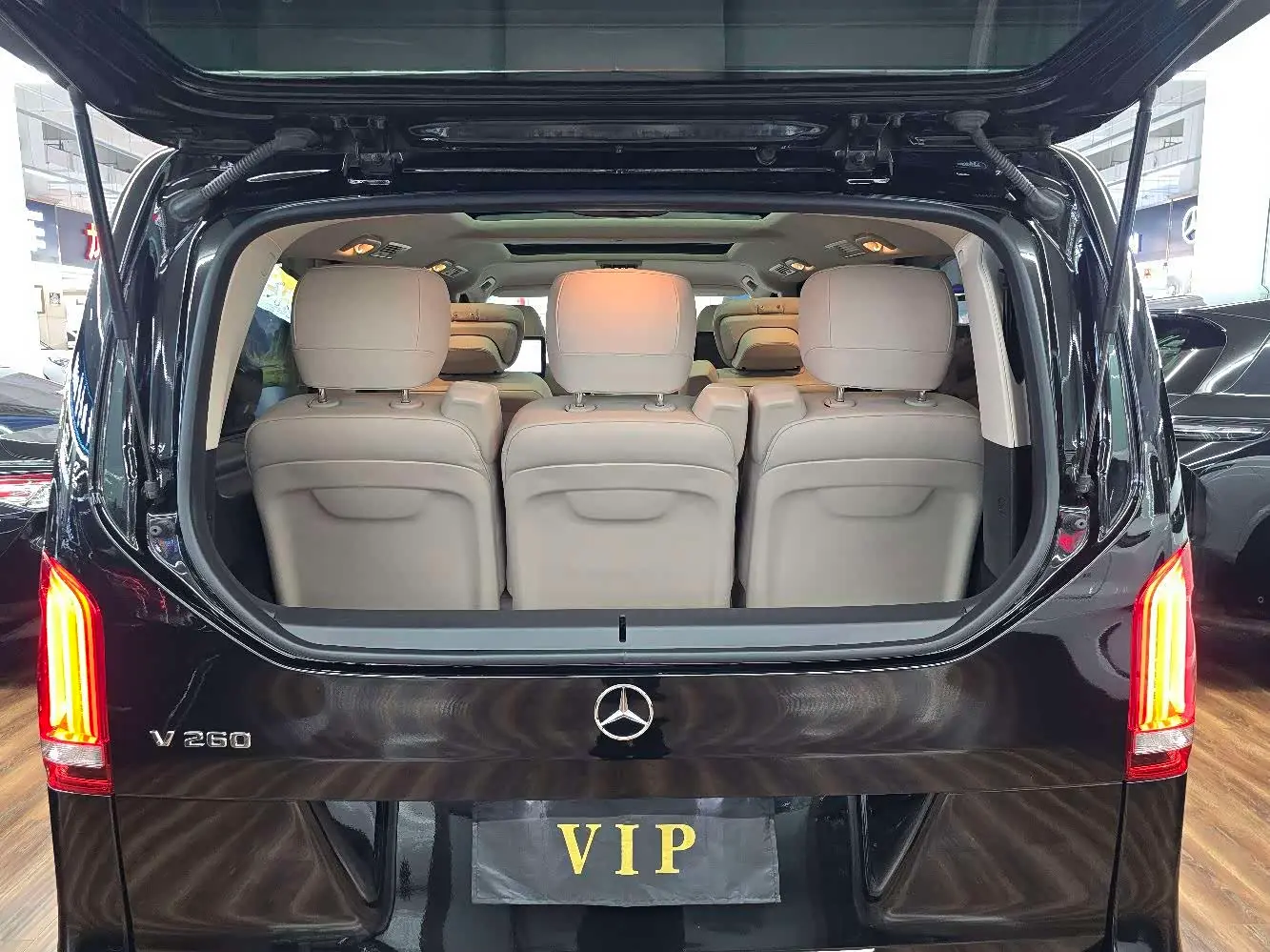 Mercedes-Benz V-Class 2020 — Photo 5/20