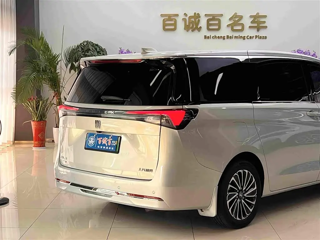 Buick GL8 New Energy 2025 — Photo 7/20