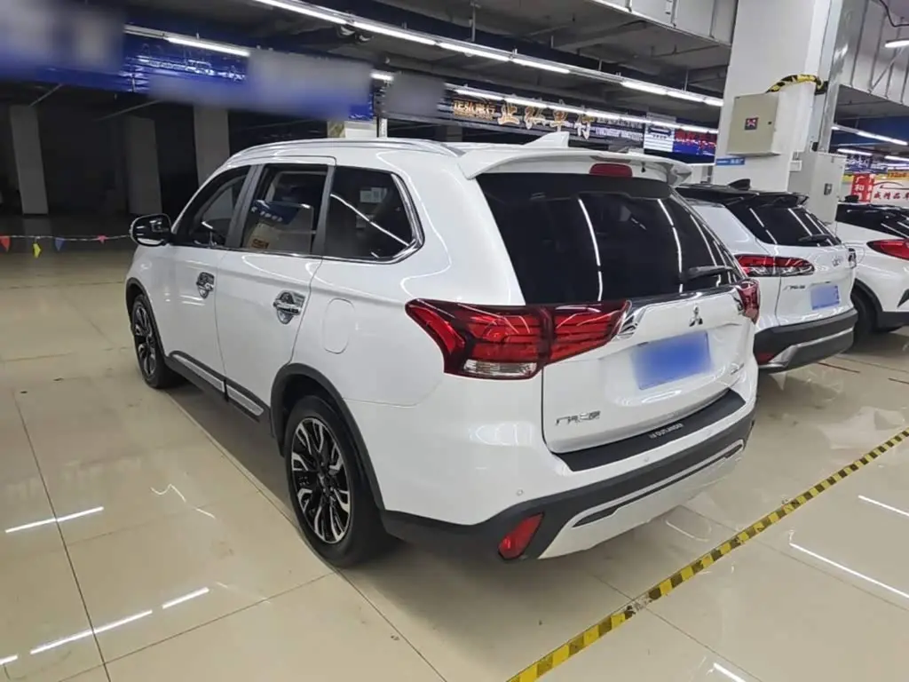 Mitsubishi Outlander 2021 — Photo 5/20