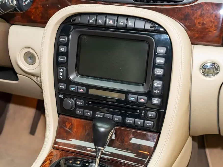 Jaguar XJ 2008 — Фото 12/20