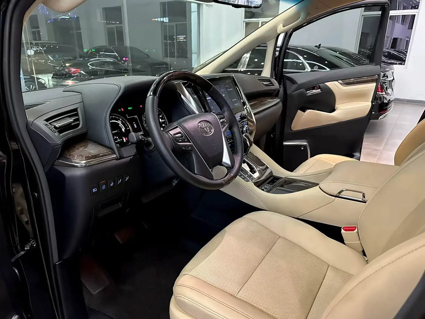 Toyota Vellfire 2022 — Photo 5/9