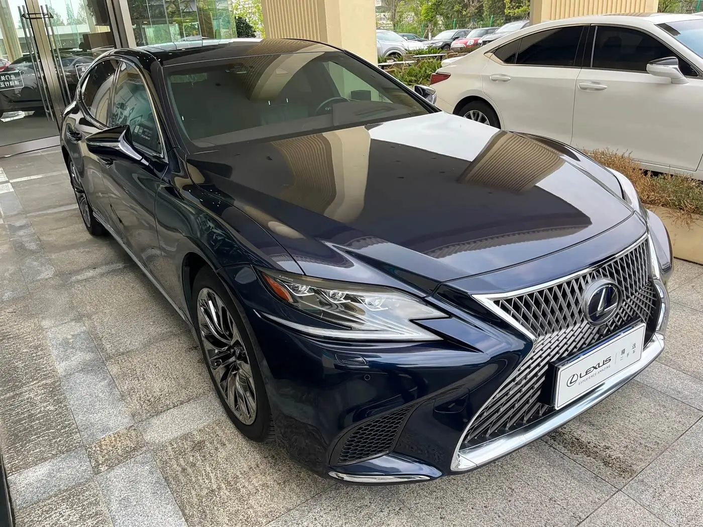 Lexus LS 2020 — Photo 3/19