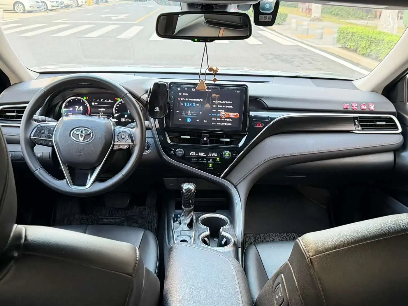 Toyota Camry 2022 — ფოტო 8/9