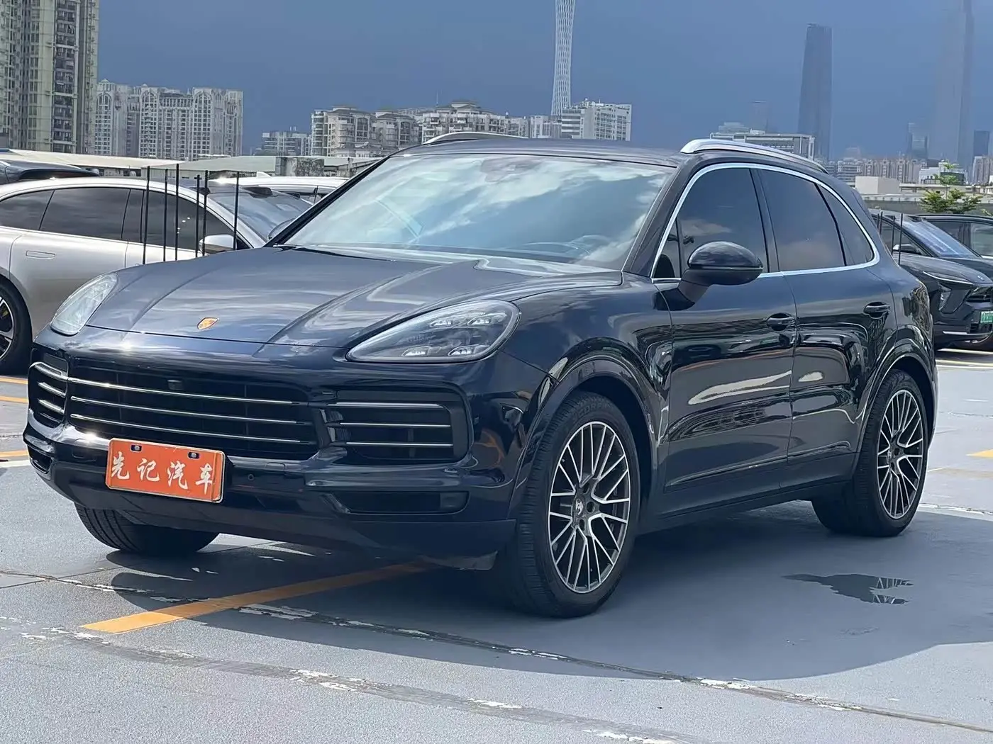 Porsche Cayenne 2022 — Photo 1/8