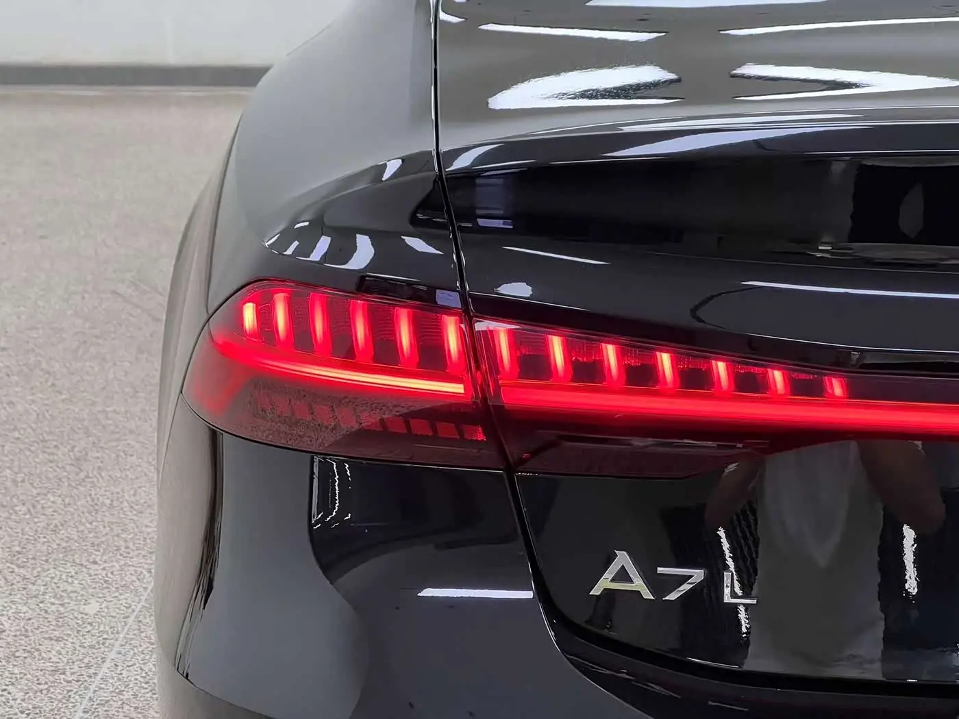 Audi A7L 2024 — Фото 10/20