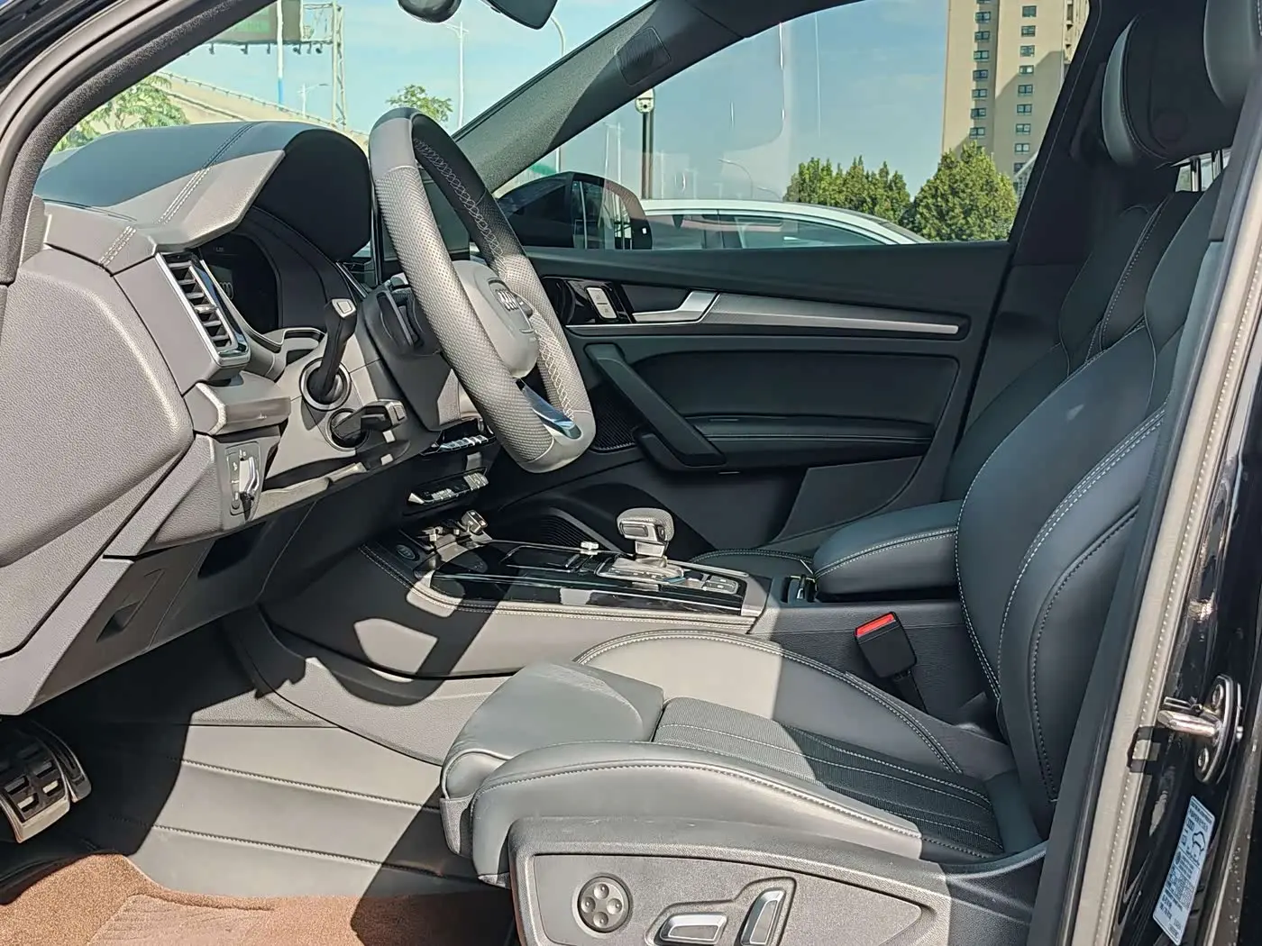 Audi Q5L 2025 — Photo 9/9