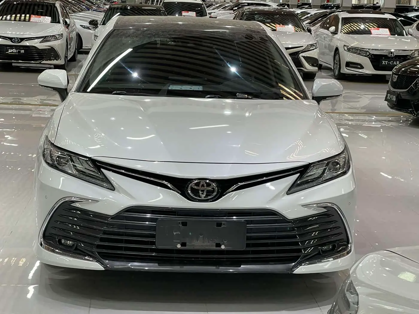 Toyota Camry 2021 — Фото 2/10