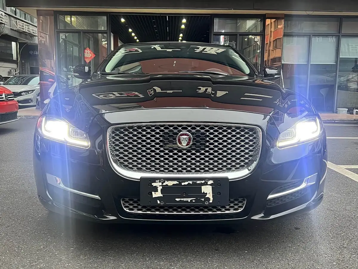Jaguar XJ 2019 — Photo 2/17