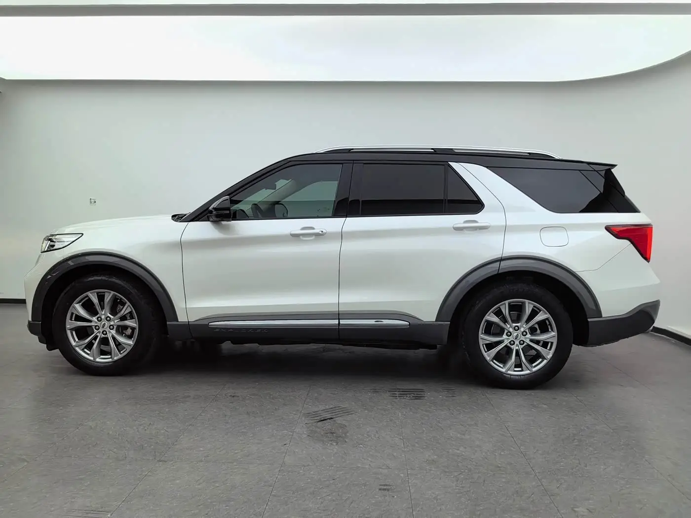 Ford Explorer 2021 — Фото 7/20