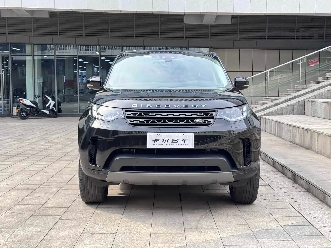 Land Rover Discovery 2019 — Фото 2/13