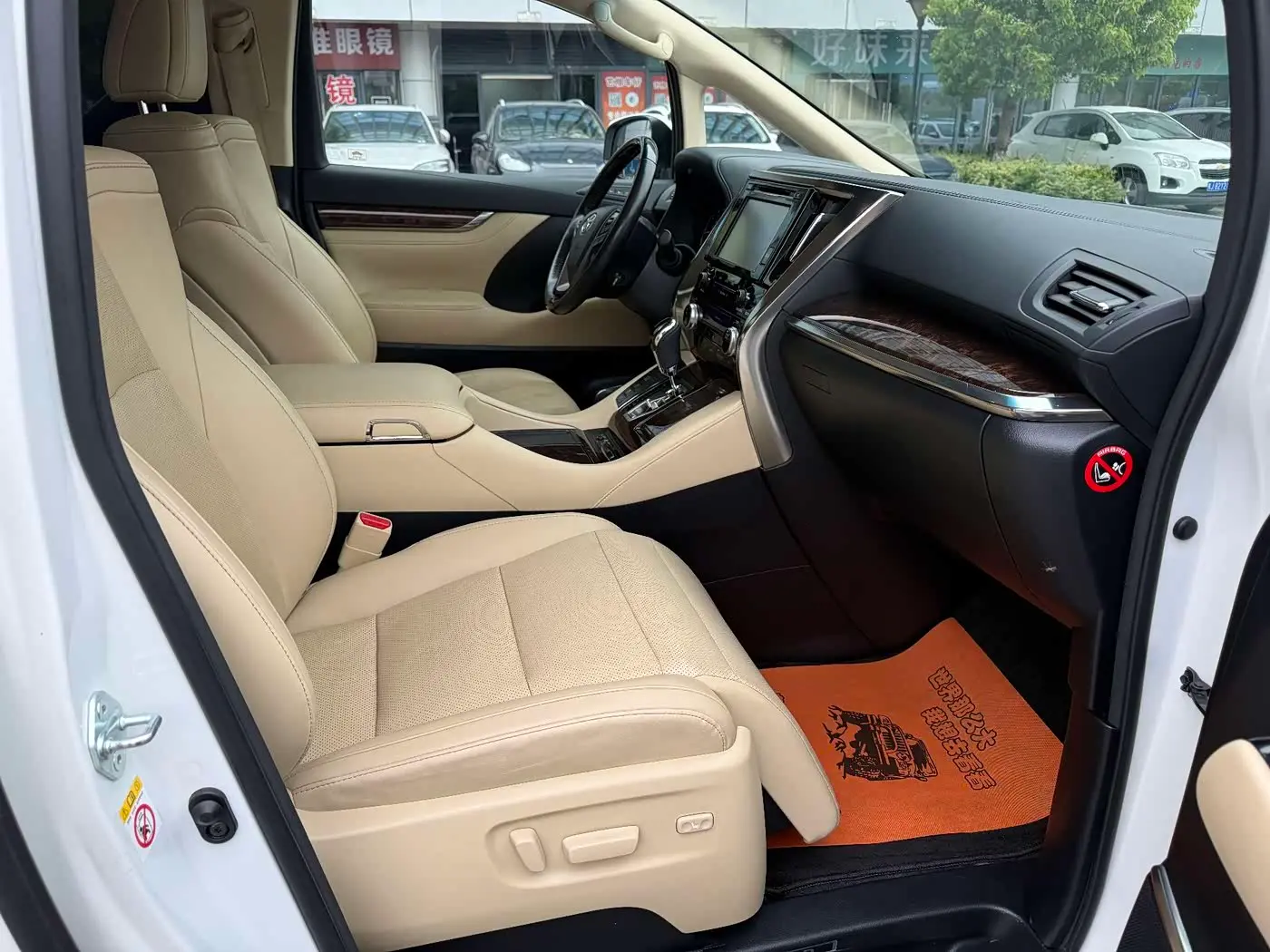 Toyota Alphard 2019 — Photo 14/16
