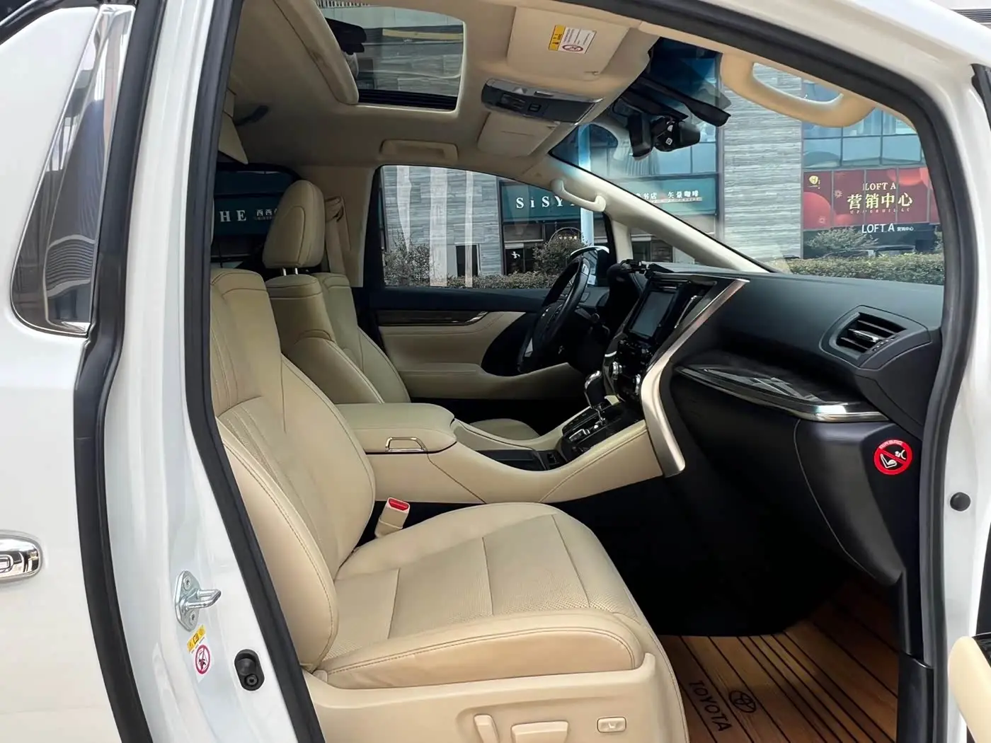 Toyota Alphard 2018 — Photo 12/19