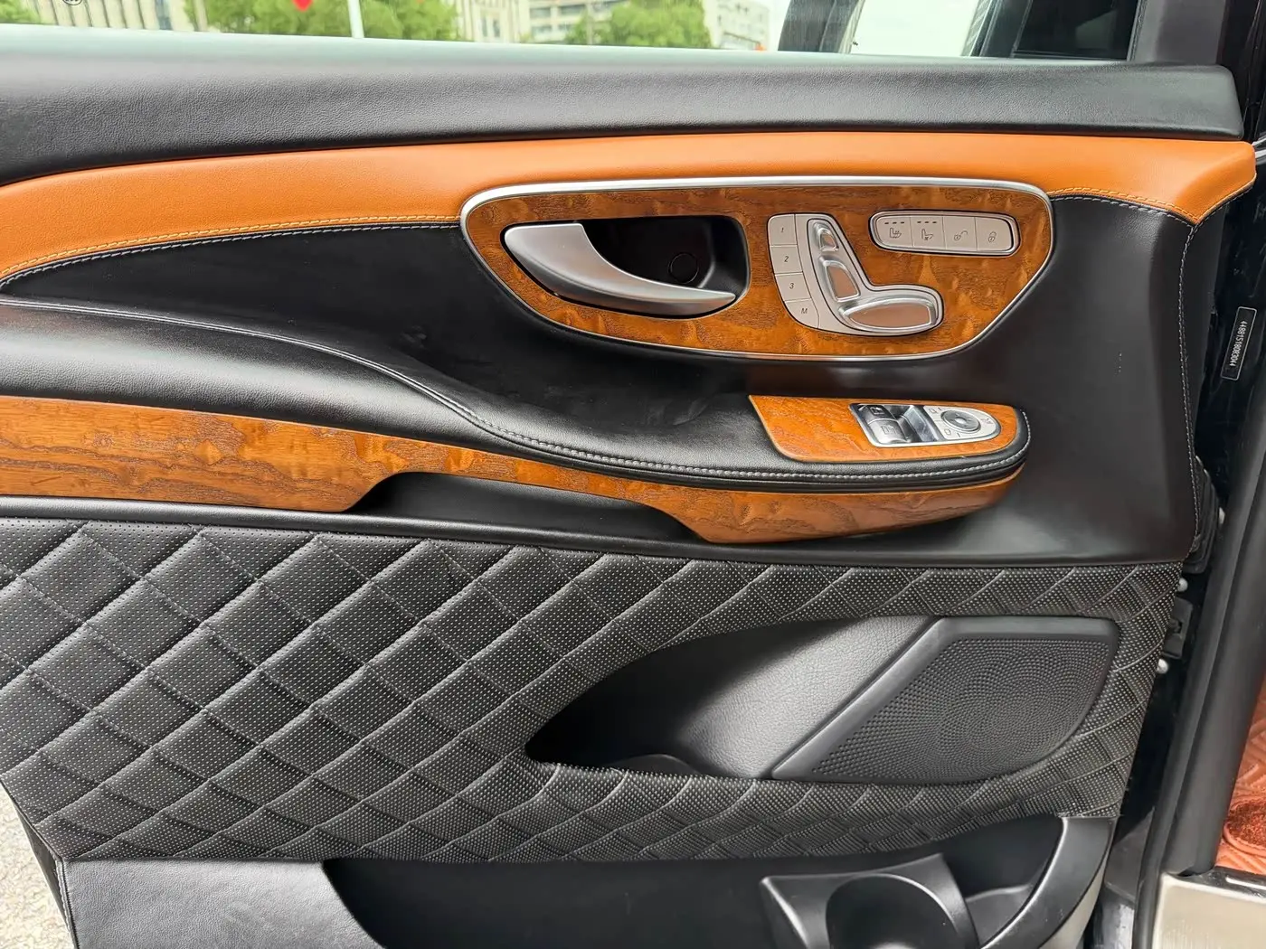 Mercedes-Benz V-Class 2020 — Photo 9/19