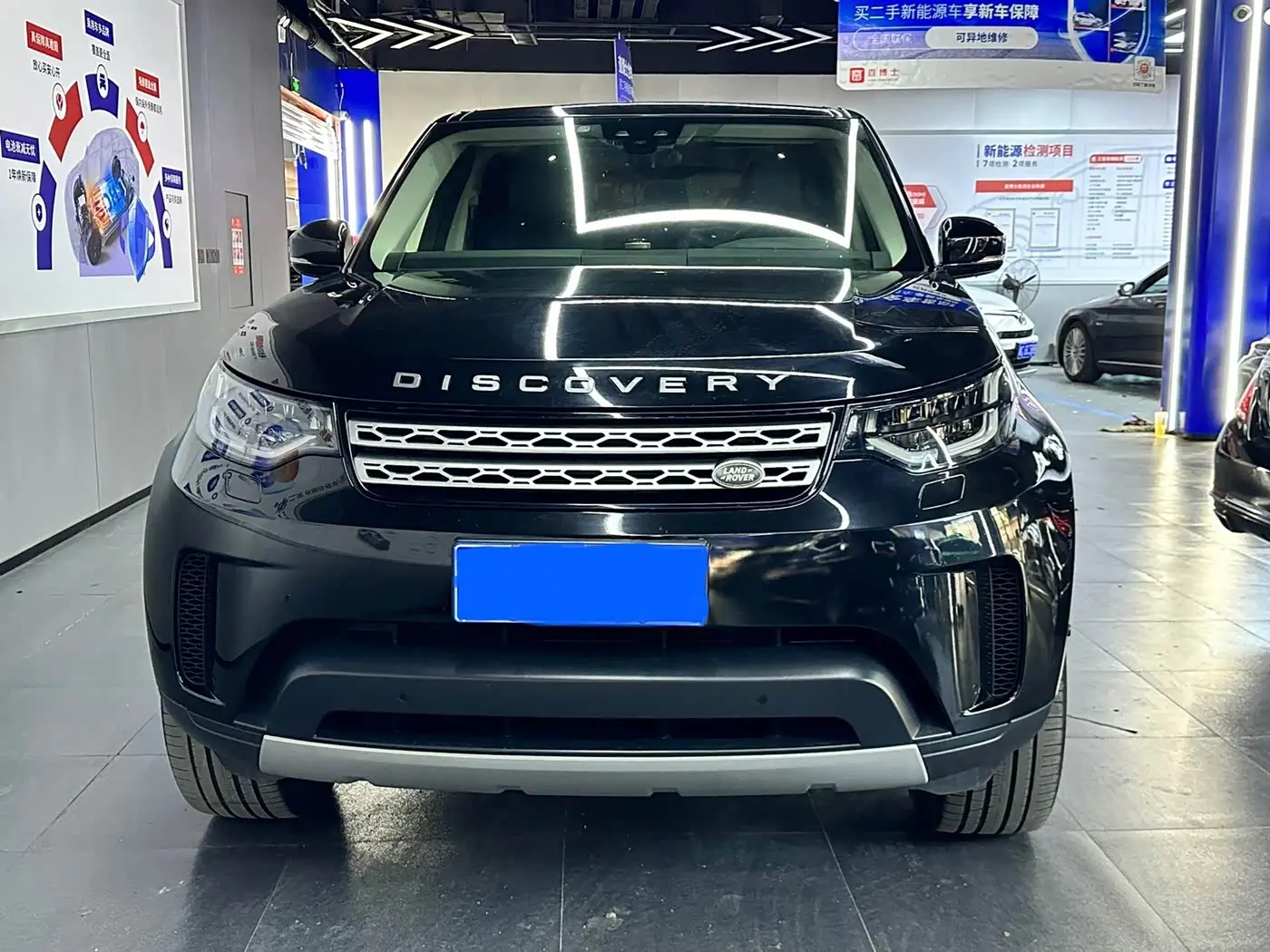Land Rover Discovery 2019 — Фото 2/16