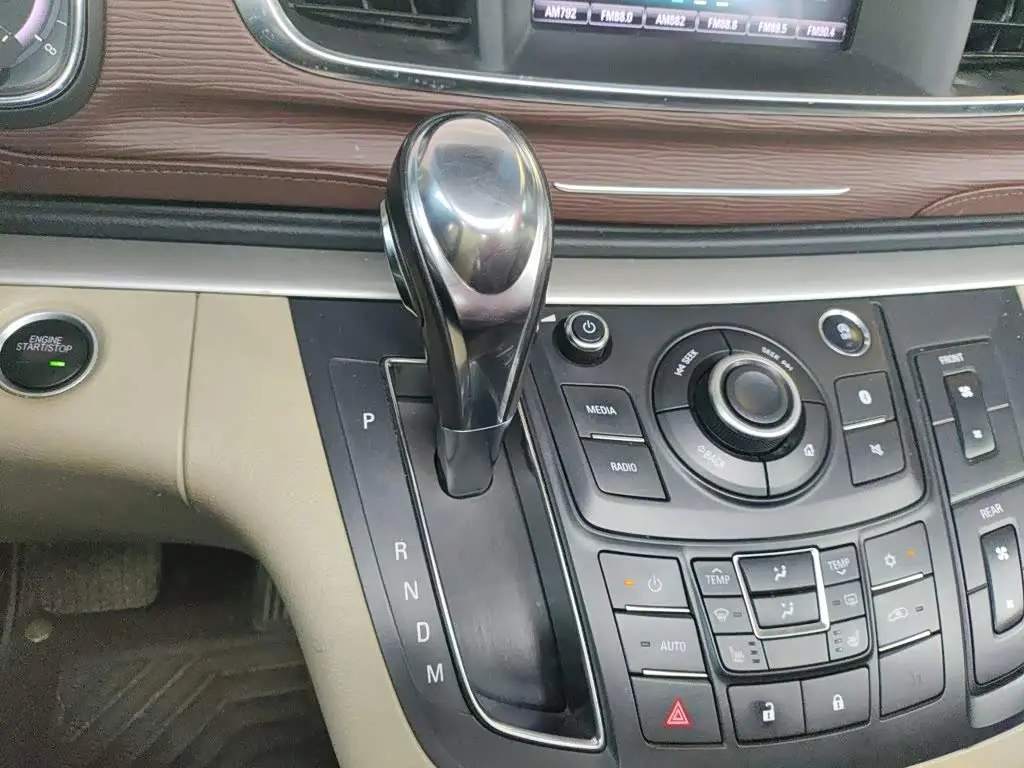Buick GL8 2017 — Photo 7/20