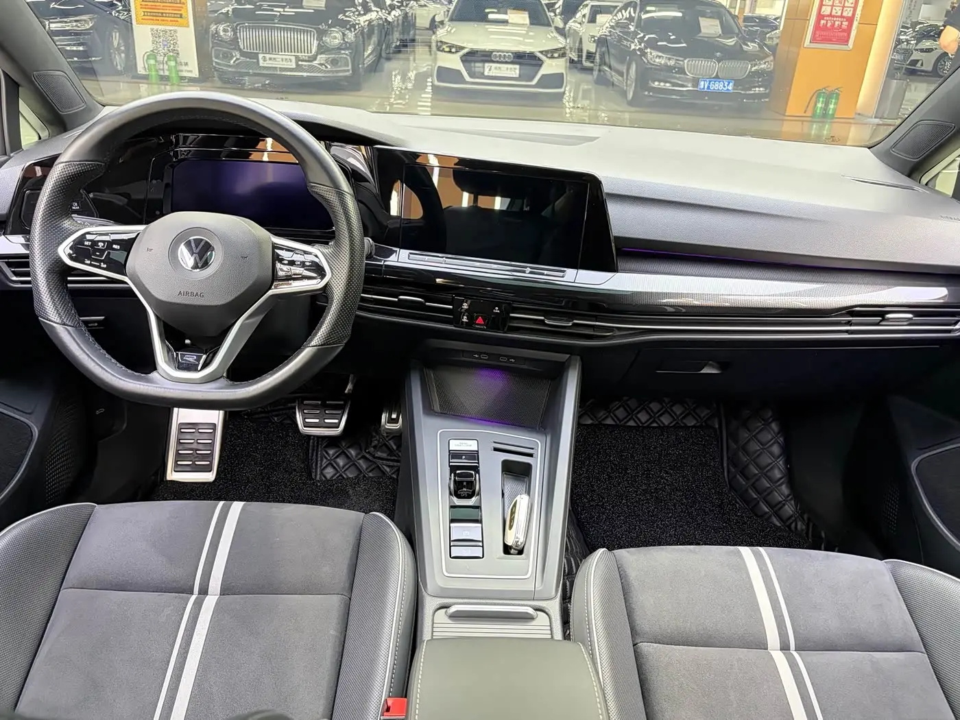 Volkswagen Golf 2021 — Photo 2/20