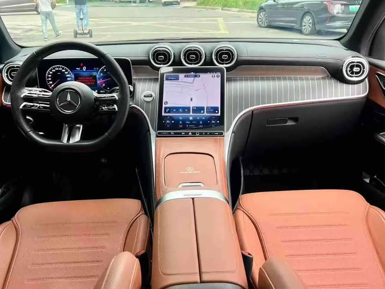 Mercedes-Benz GLC 2023 — Photo 6/9