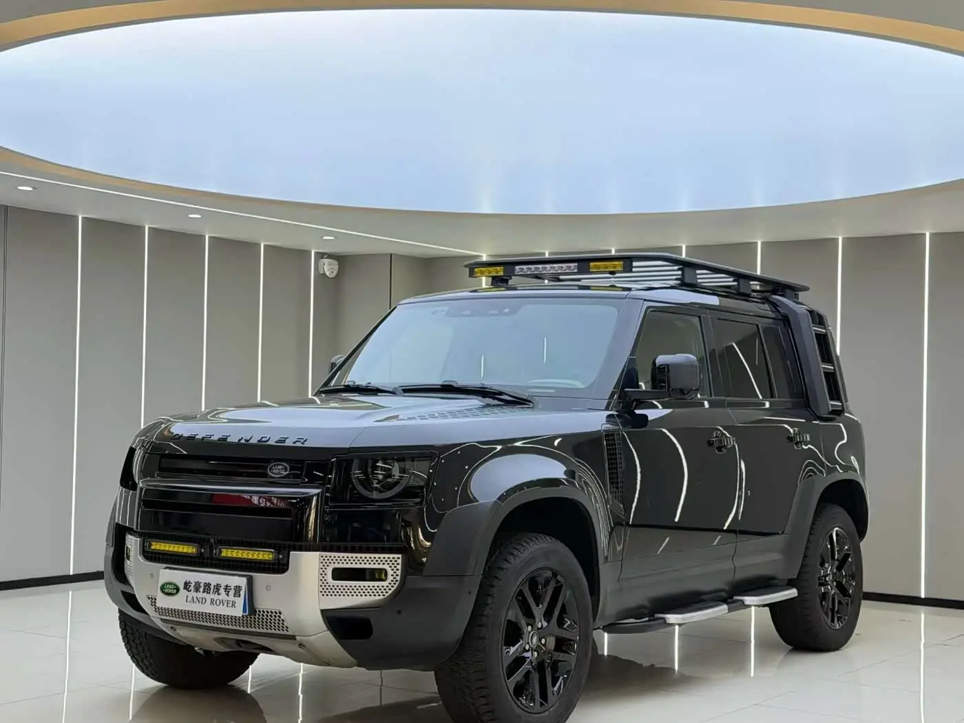 Land Rover Defender 2021 — Photo 1/9