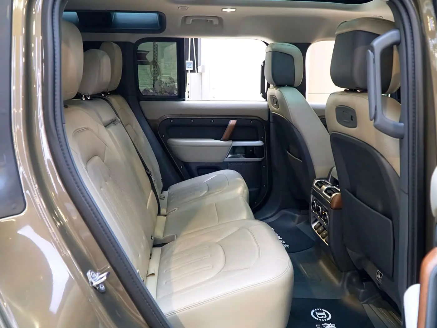 Land Rover Defender 2020 — Фото 7/20