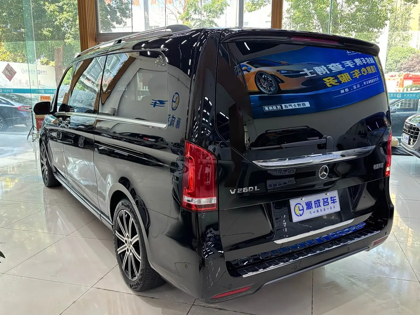 Mercedes-Benz V-Class 2023 — Photo 8/18