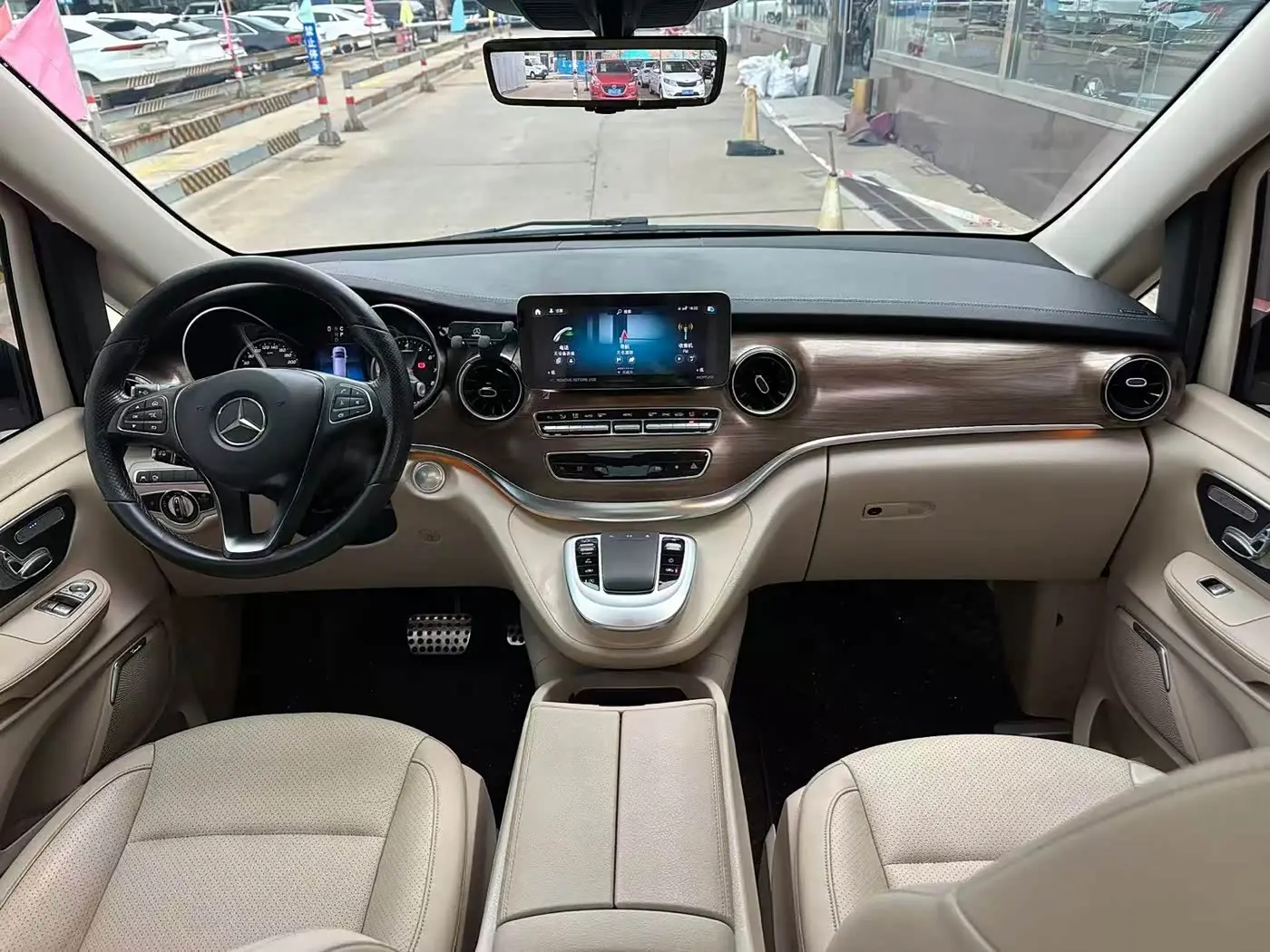 Mercedes-Benz V-Class 2023 — Photo 4/11
