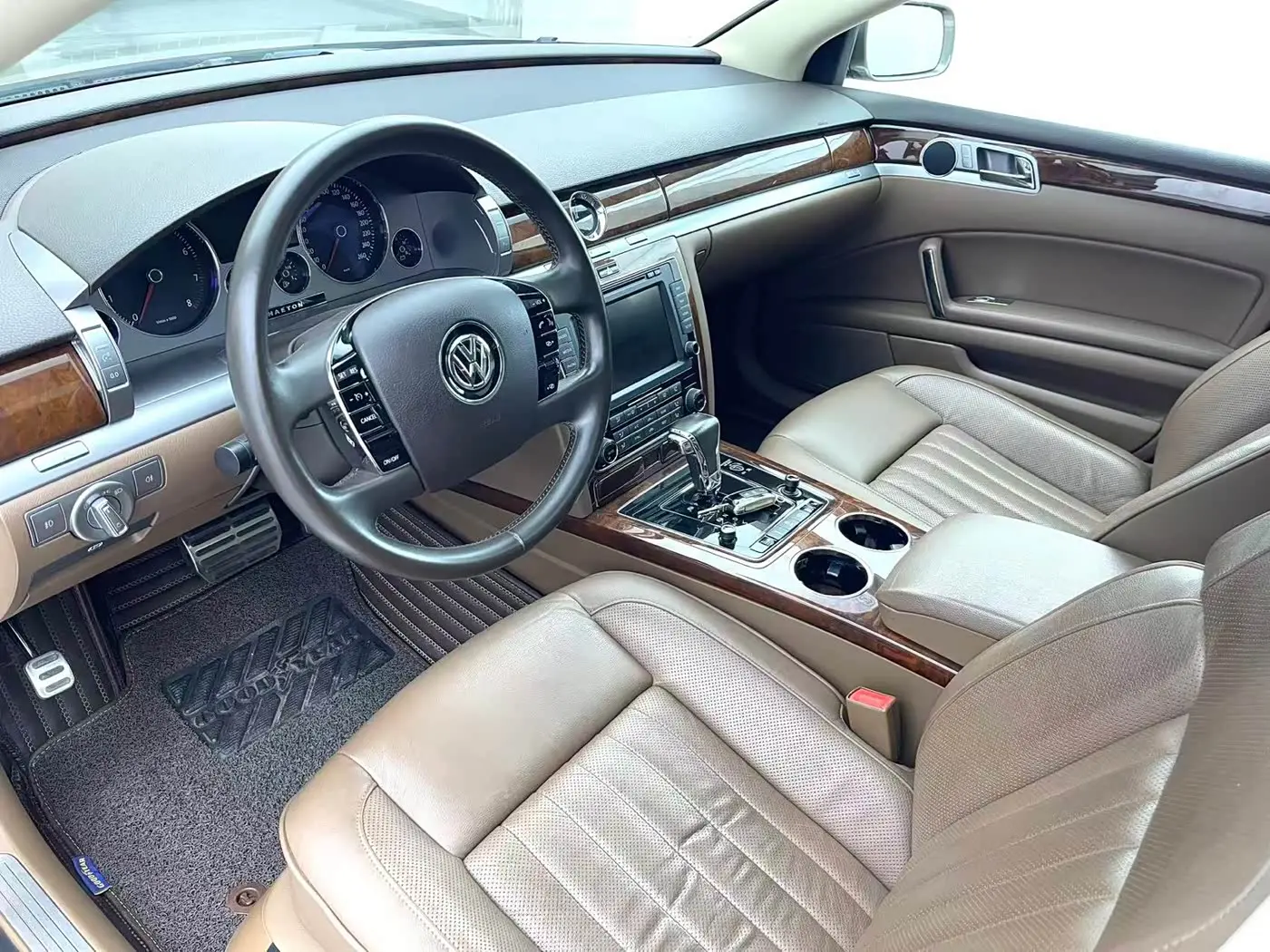 Volkswagen Phaeton 2017 — Photo 5/15