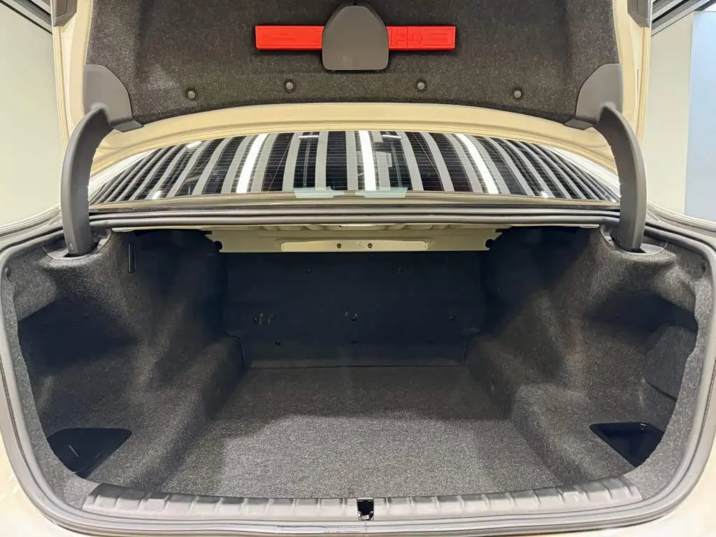 BMW 5 Series 2023 — Photo 10/20
