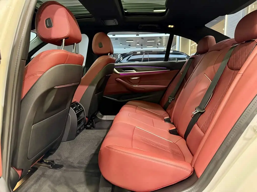 BMW 5 Series 2023 — Photo 18/20
