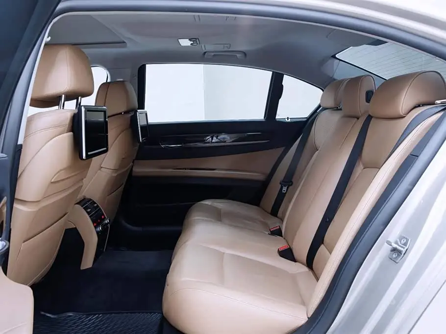 BMW 7 Series 2013 — Фото 12/18