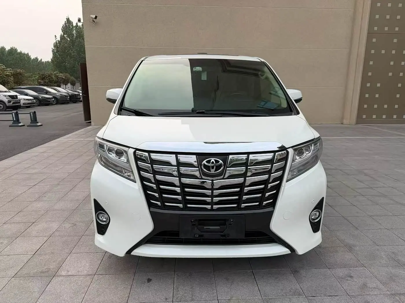 Toyota Alphard 2016 — Photo 2/9