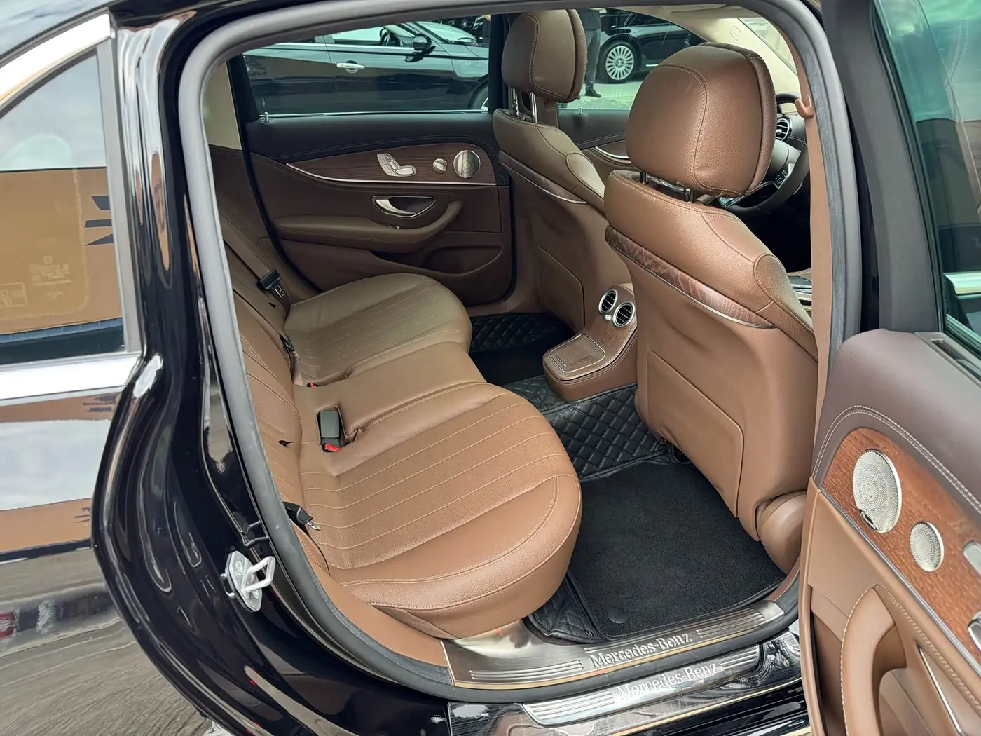 Mercedes-Benz E-Class 2022 — Photo 13/17