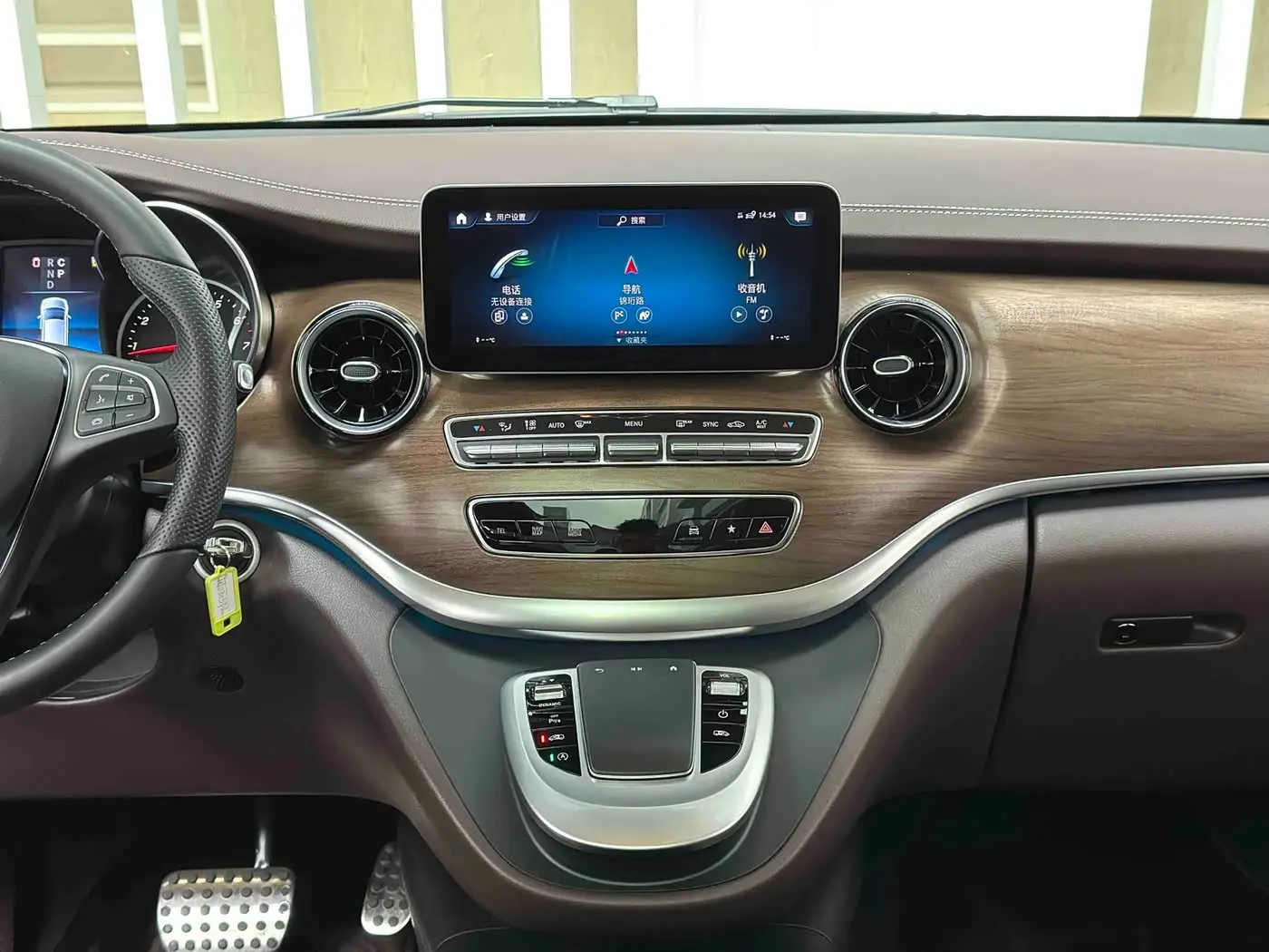 Mercedes-Benz V-Class 2024 — Photo 18/20