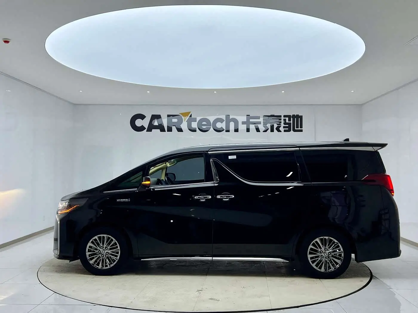 Toyota Alphard 2023 — Photo 8/20
