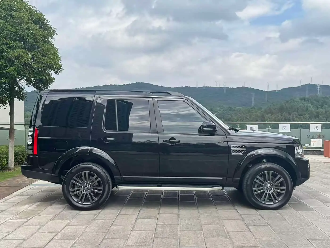 Land Rover Discovery 2016 — Фото 4/19
