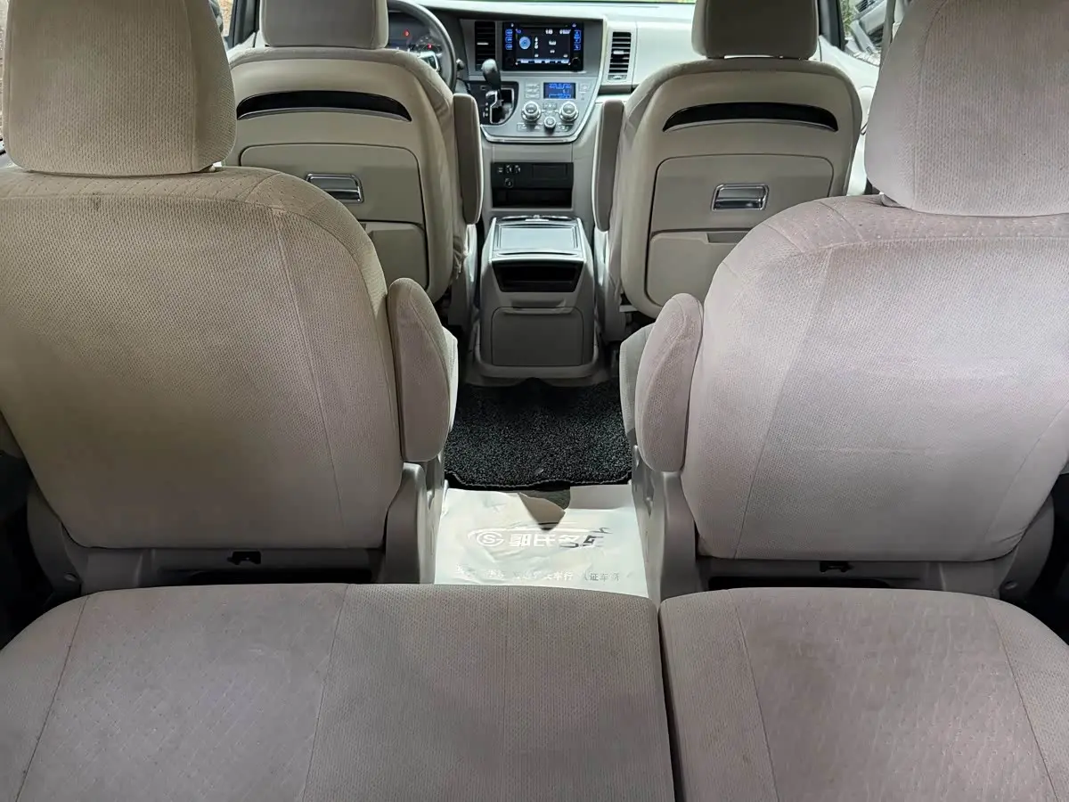 Toyota Sienna 2016 — ფოტო 16/20