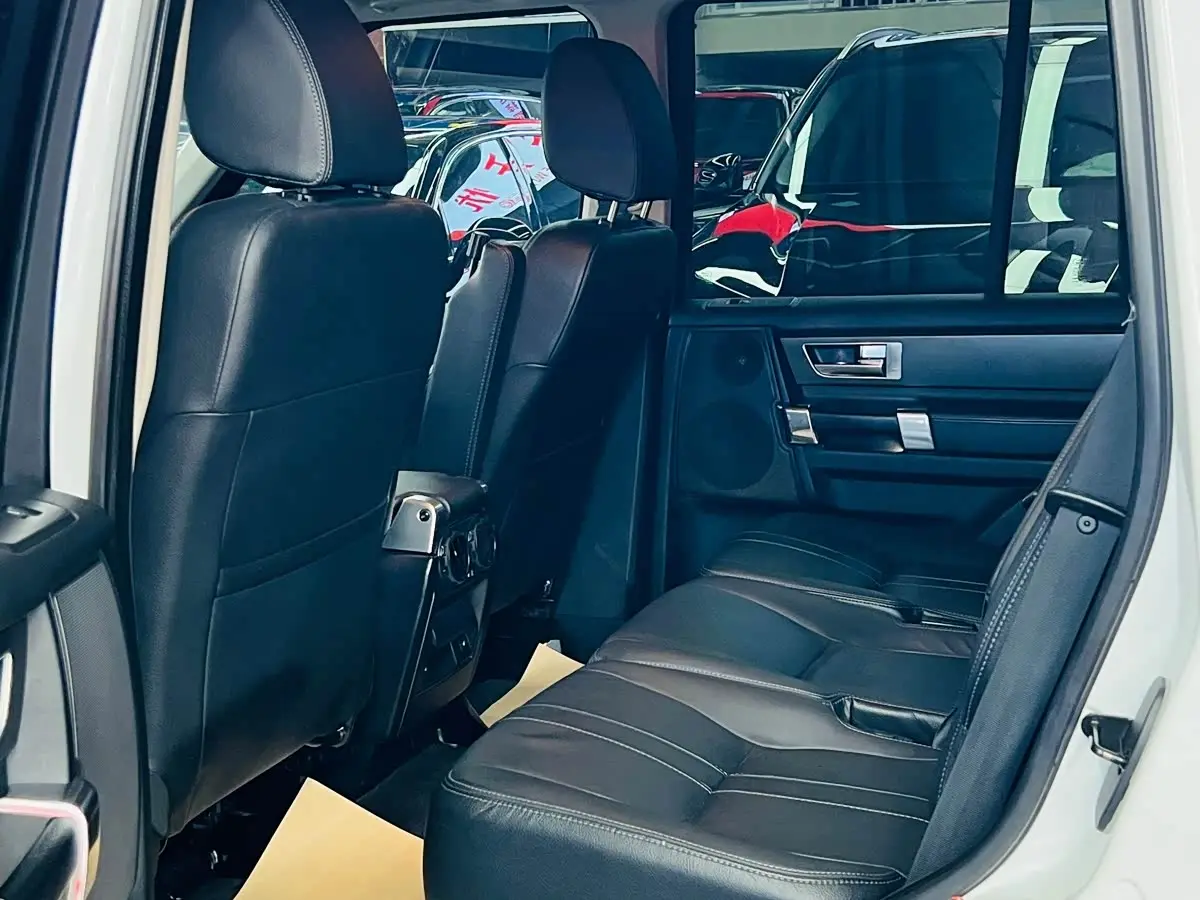 Land Rover Discovery 2016 — Photo 14/20