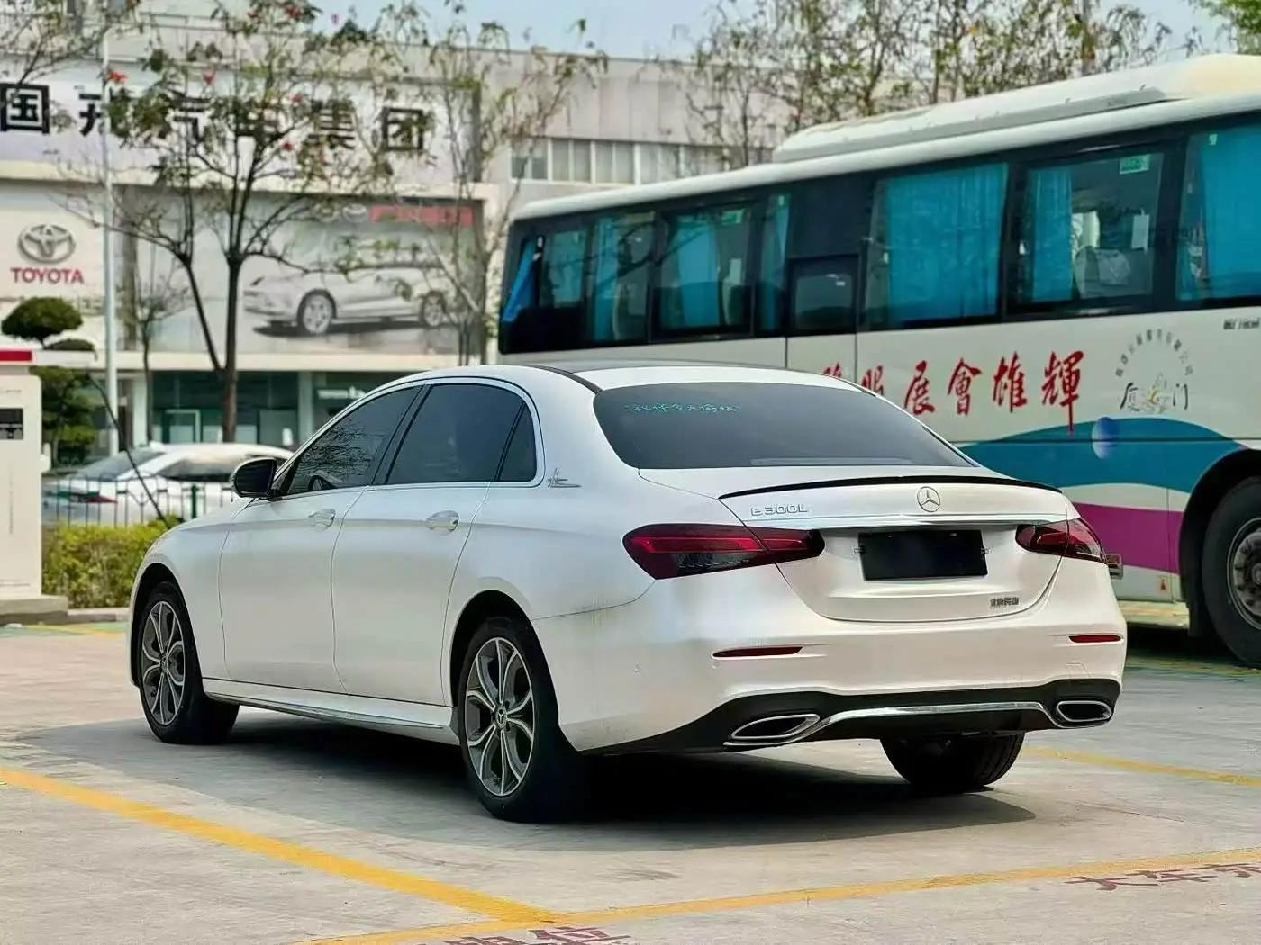 Mercedes-Benz E-Class 2023 — Photo 4/9