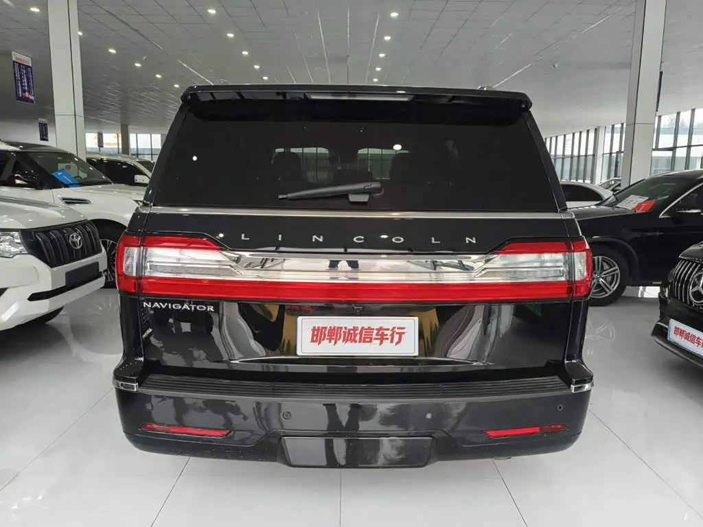 Lincoln Navigator 2022 — ფოტო 5/17