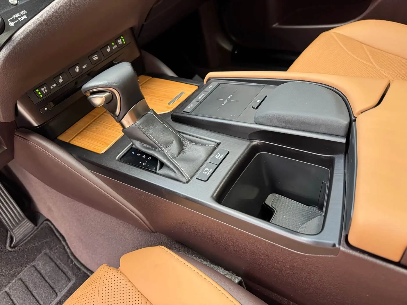 Lexus ES 2018 — Photo 12/12