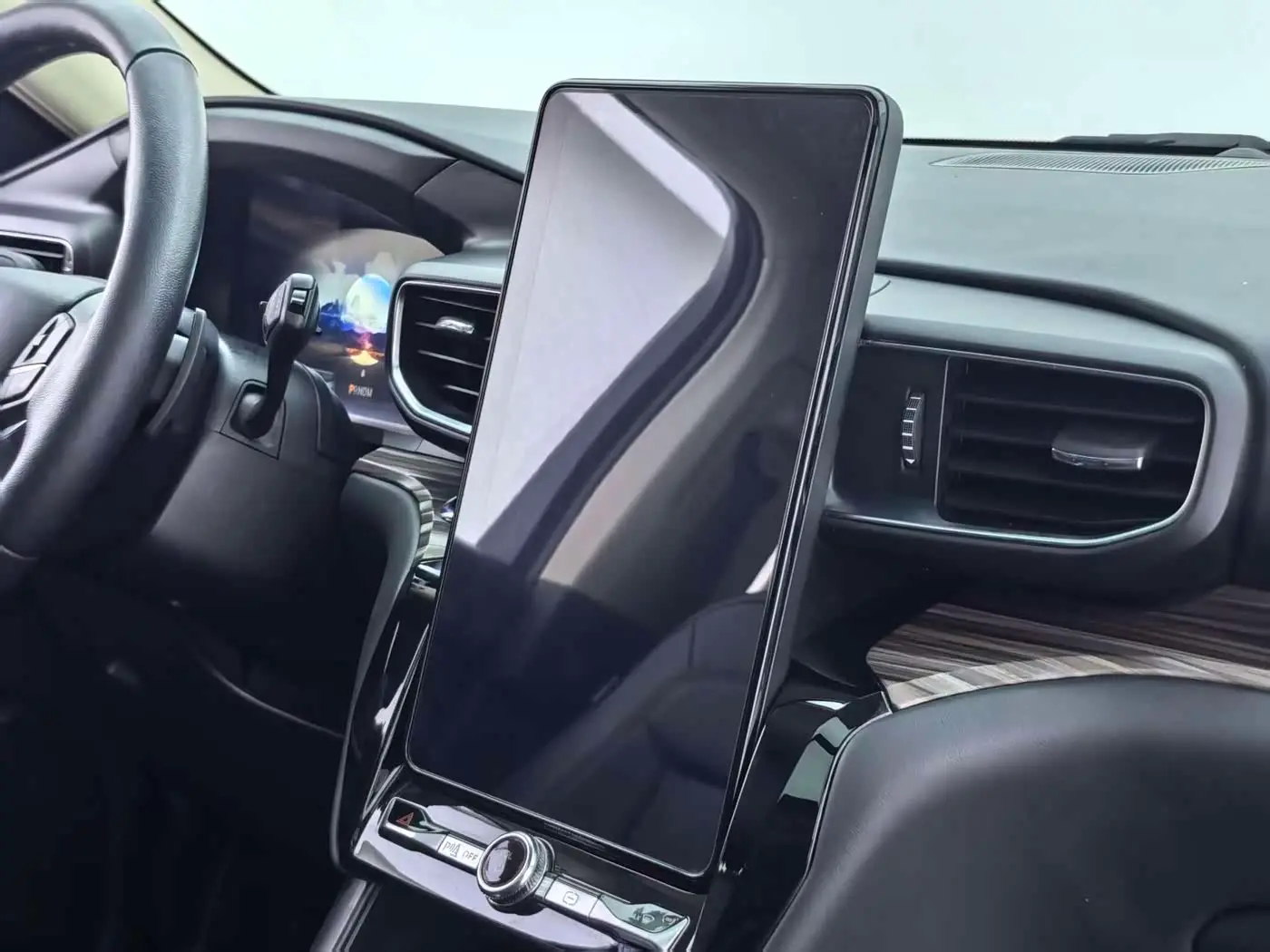 Ford Explorer 2020 — Photo 6/20