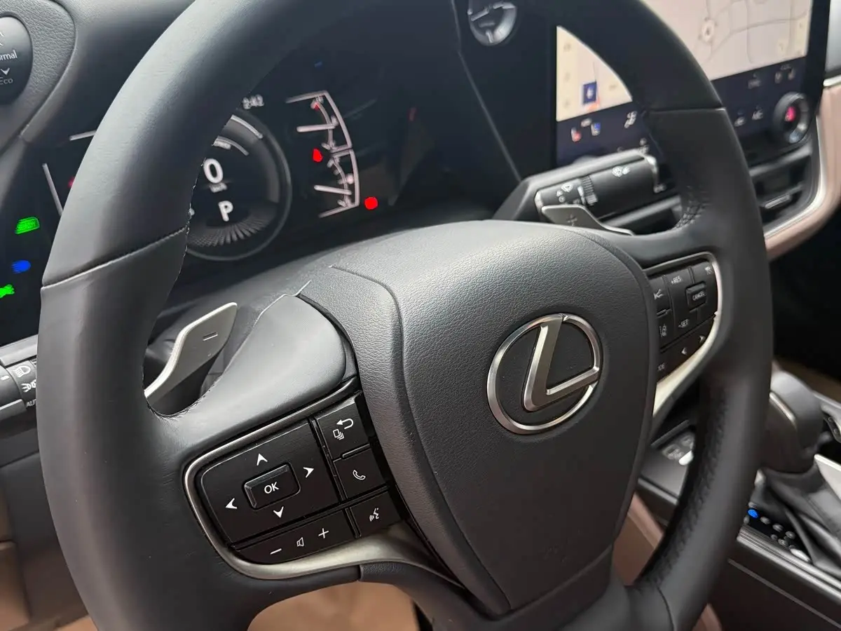 Lexus ES 2025 — Photo 9/16