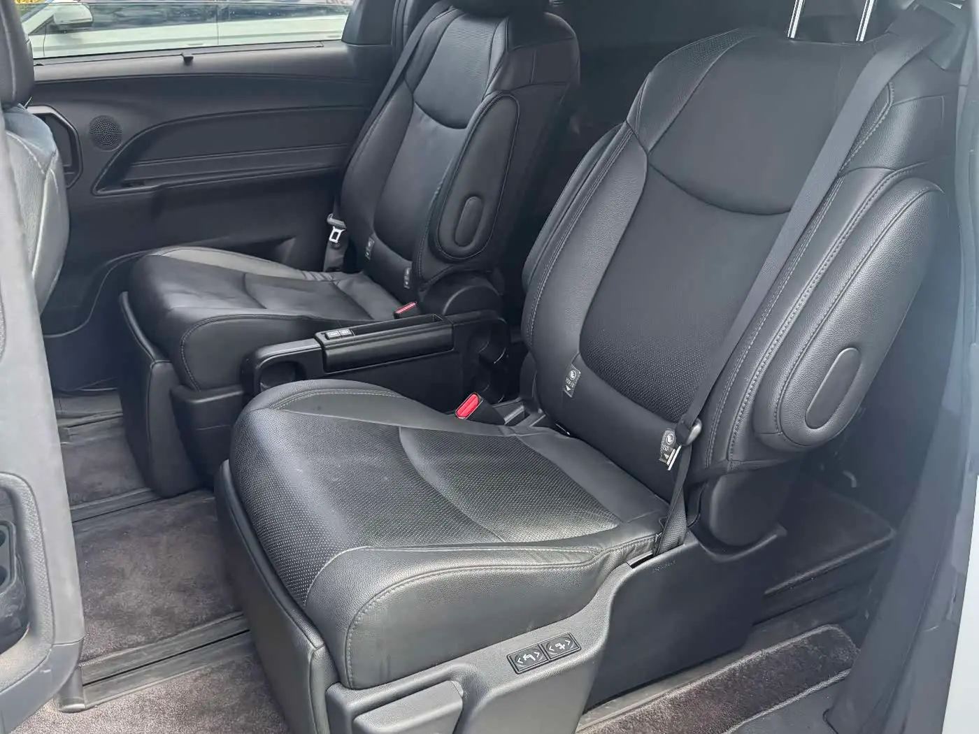 Toyota Sienna 2023 — Şəkil 6/9